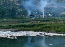   KHÓI TỪ MÁI NHÀ